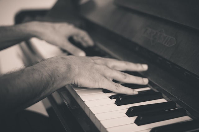 hraní na piano